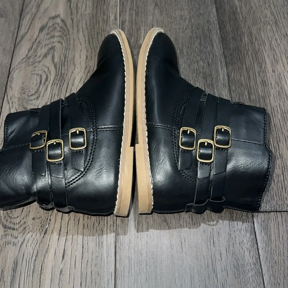 Old Navy zippered girls booties with gold hardware buckles
